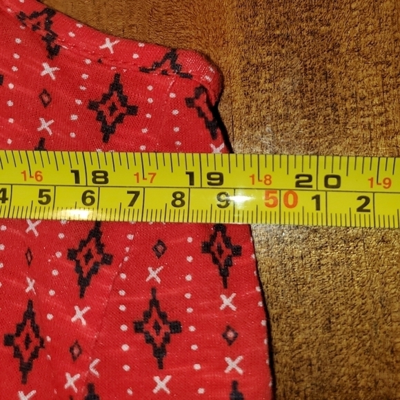 New Directions curvy red sleeveless top with white & blue flowers - Picture 8 of 8